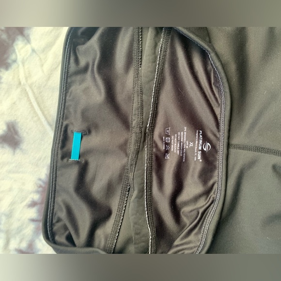 Black ankle zip yoga pants, full length, embossed with leopard print - Picture 8 of 8